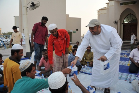 Dubai Customs distributes 18,000 Iftar Meals in Ramadan