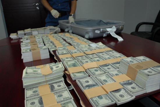 Dubai Customs officers foil bid to smuggle counterfeit 804 thousand dollars
