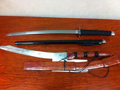 Dubai Customs, in 3 years, seized 910 pieces of white weapons with passengers at Dubai Int’l Airport