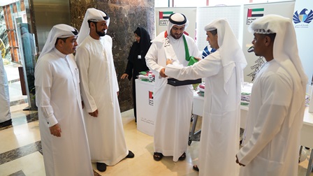 جمارك دبي تبدأ توزيع أعلام الدولة احتفالاً بيوم العلم
