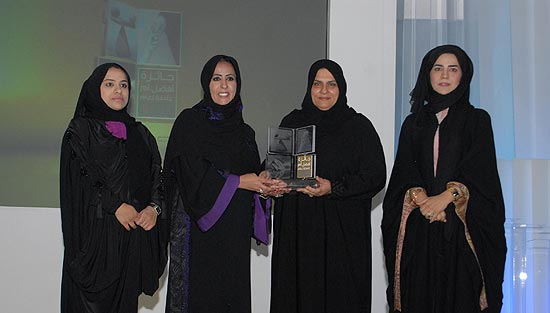 Dubai Customs honors winners of best working mother award 